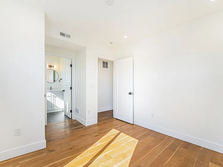 1331 Newton St — Photo 6