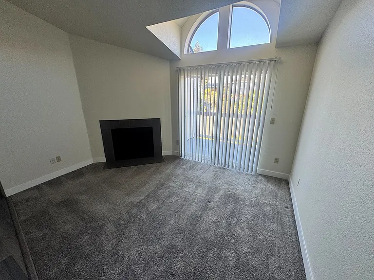 Wellington Place Apartments — Photo 10