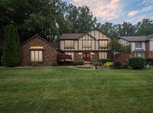 30400 Fox Club Dr, Farmington Hills, MI