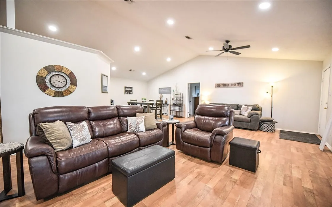3 bed, 2040 sqft, $2,100 — Photo 3