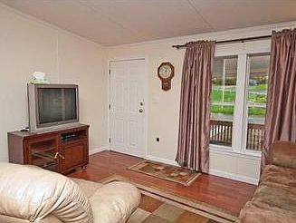 3rd image of 1093 Eisenhower Dr