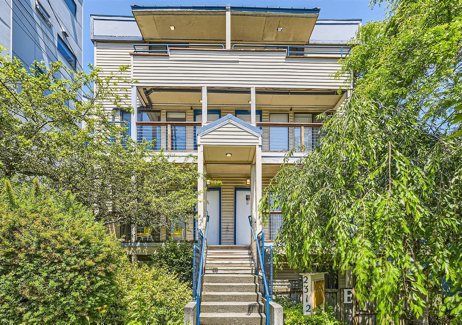 Great location in the vibrant Capitol Hill neighborhood! — Photo 1