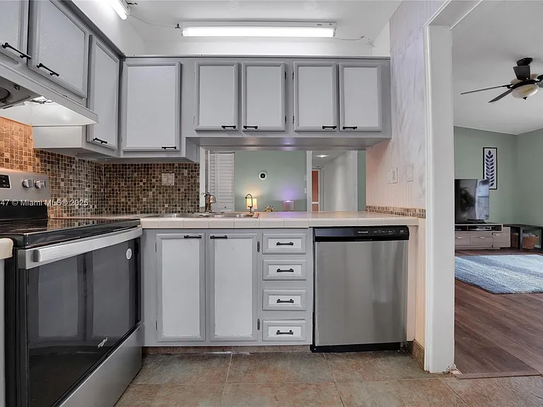 2737 S Oakland Forest Dr #204 — Photo 12