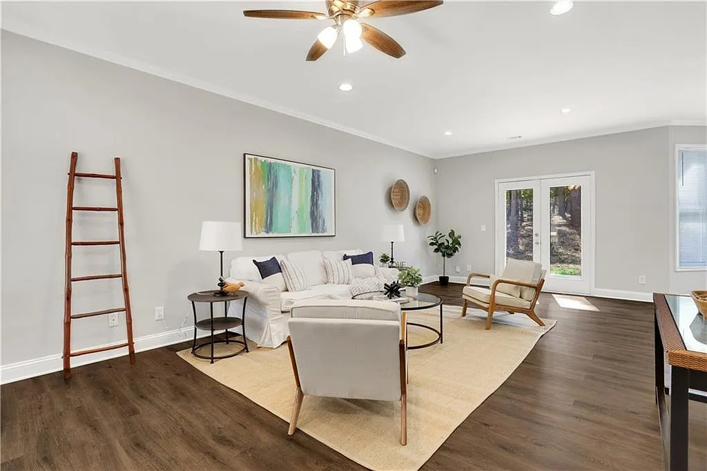 6 bed, 2.5 bath, 2270 sqft, $5,000 — Photo 2