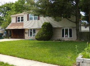 8 Wagon Ln, Levittown, NY 11756