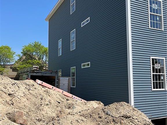 3rd image of 84 Coggeshall St