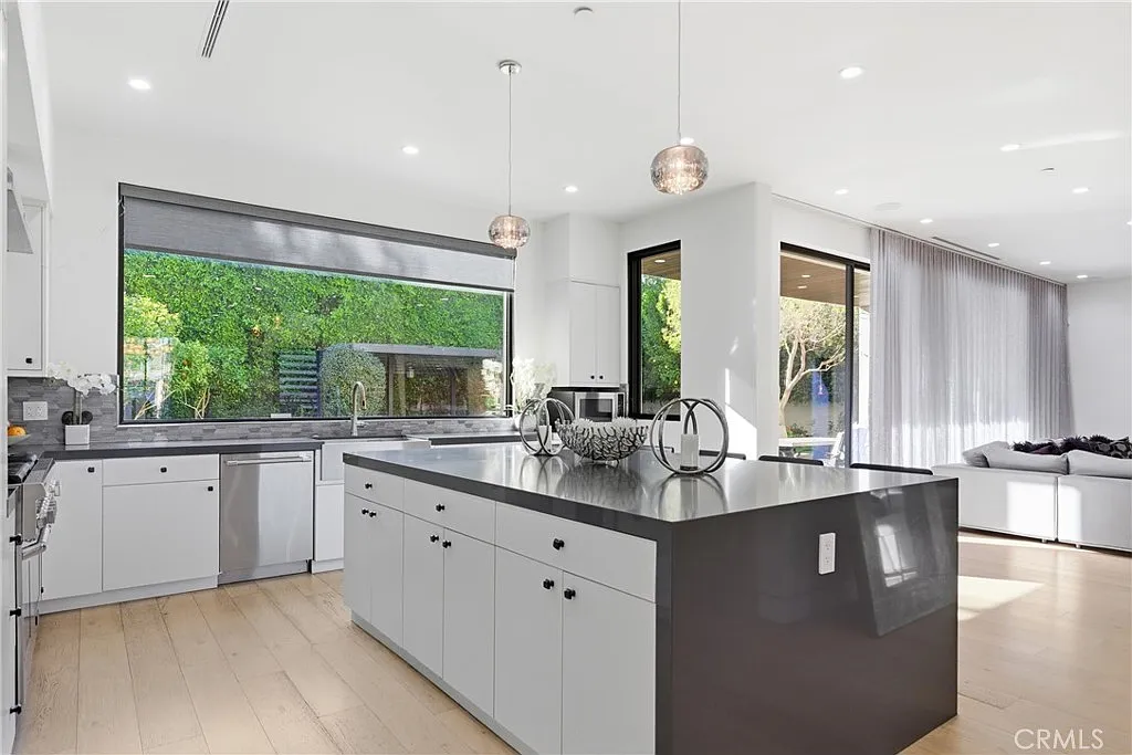6 bed, 5.5 bath, 4860 sqft, $15,500 — Photo 4