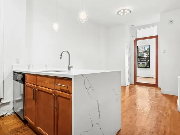 653 De Graw Street image 1 of 4