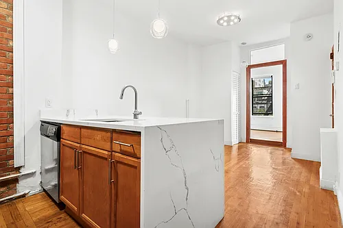 653 De Graw St #2 Photo 1