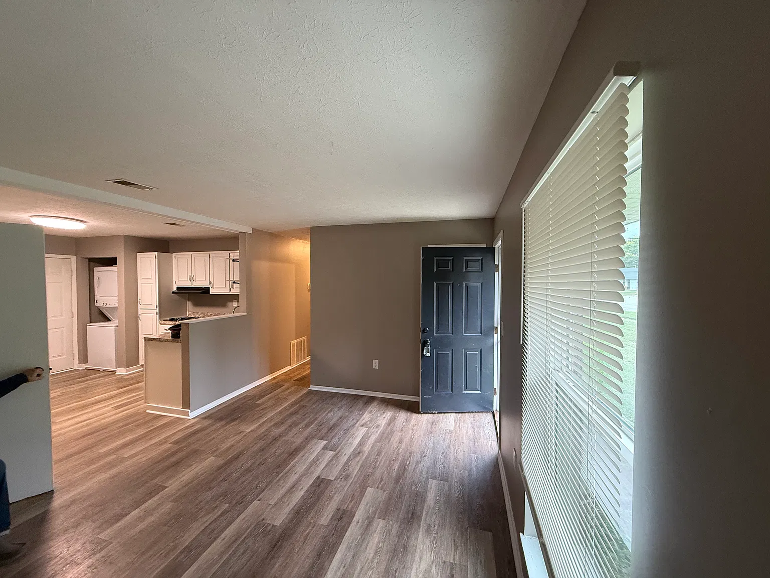 3 bed, 962 sqft, $1,325 — Photo 2