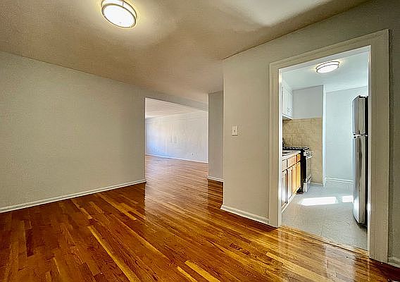 3rd image of 130 E 18th St APT 5L