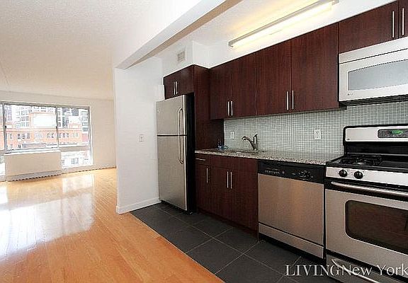 4th image of 555 W 23rd St APT S7k