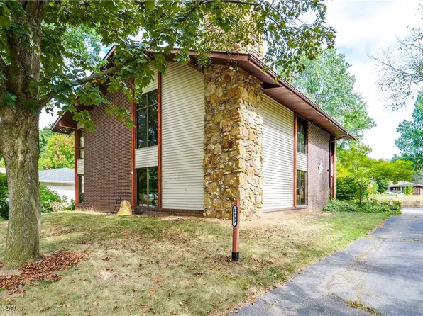 1809 Heritage Cir, Dover, OH 44622