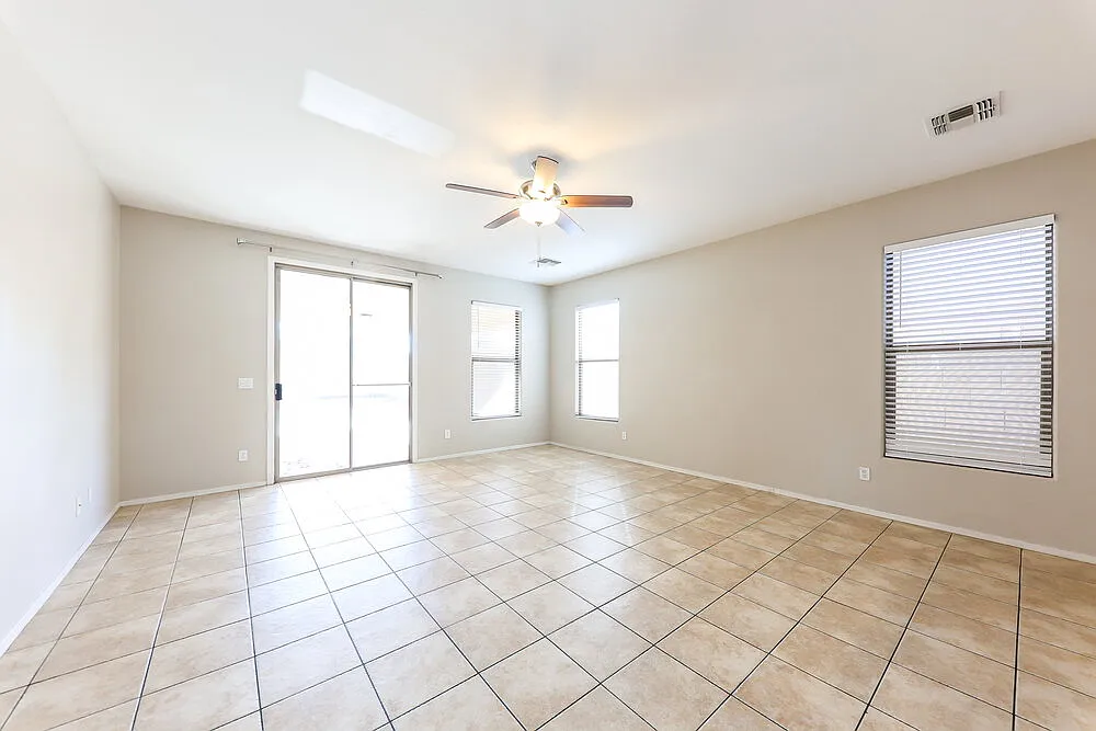 4 bed, 2.0 bath, 1466 sqft, $2,205 — Photo 4