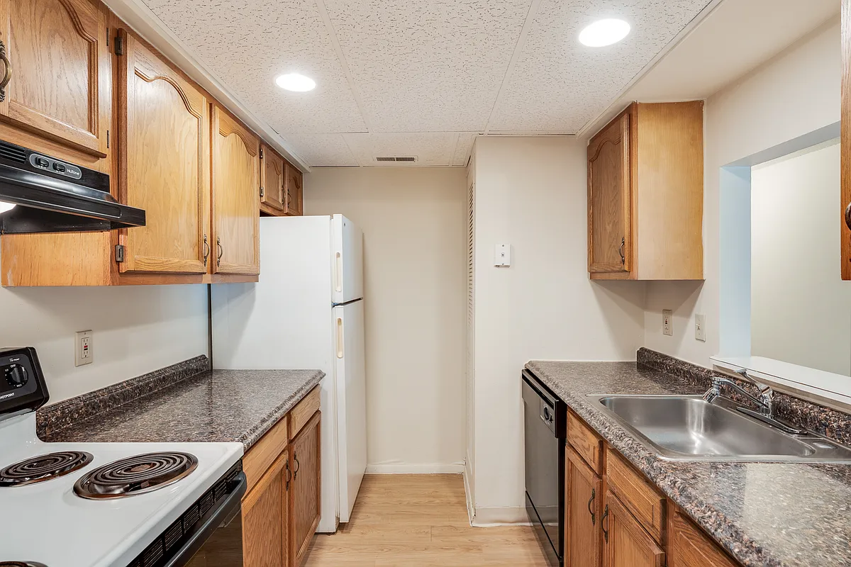 Building Photo - Vantage Pointe West Apartment Homes