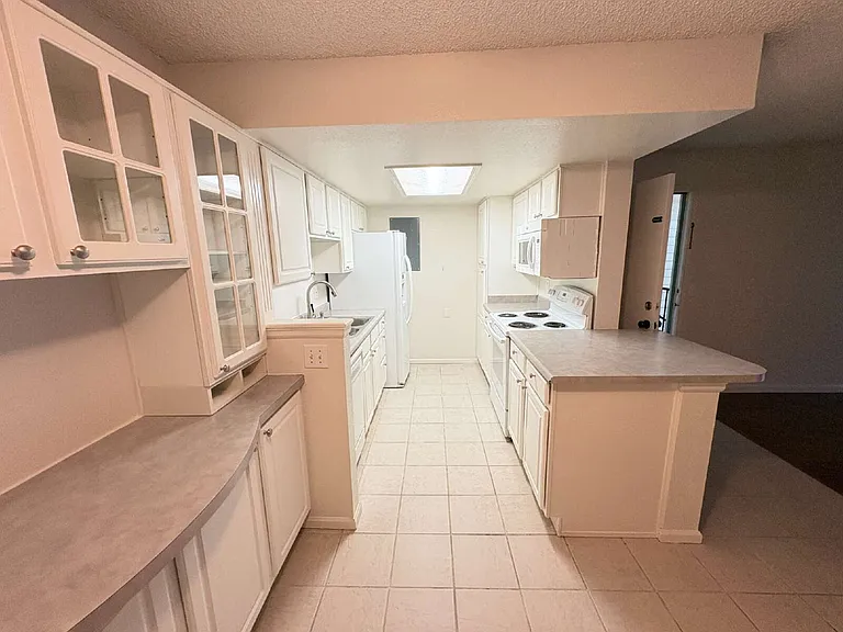 8555 Fairmount Dr #B205 — Photo 4