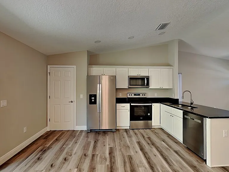 1866 W Hialeah Dr — Photo 2
