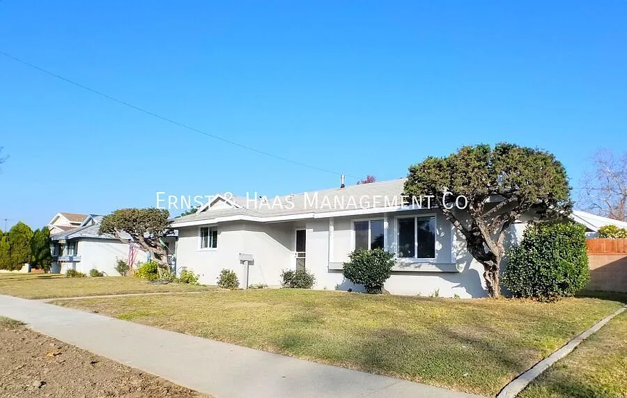Lovely 3-Bedroom Home in Highly Desirable Plaza Neighborhood of Long Beach! — Photo 2