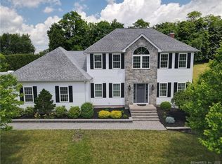 4 Meadowview Ct, Newington, CT 06111