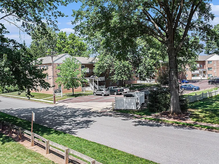 Maple Court Apartments — Photo 38
