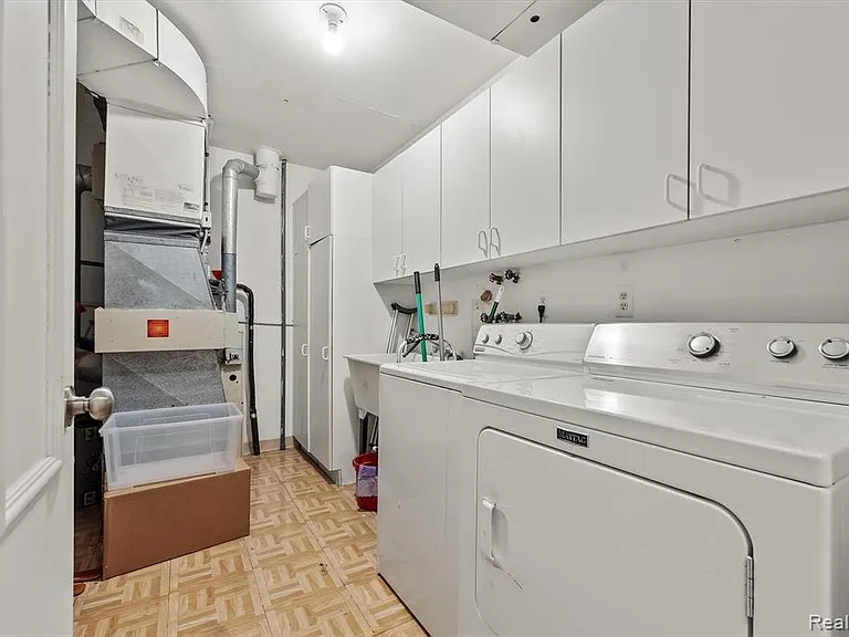 42160 Woodward Ave #18 — Photo 17