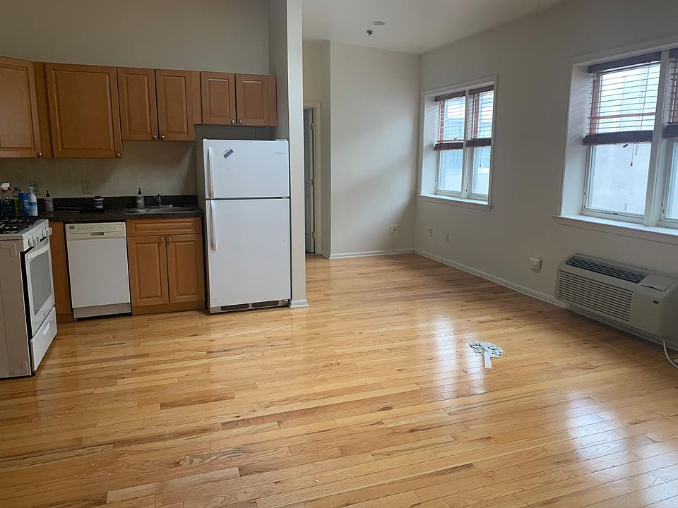 1st image of 1227 Bainbridge St #3B