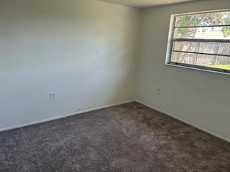 9820 Rainbow Ln — Photo 6