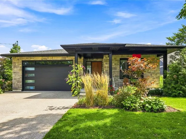 42 Carlton Ave, Welland, ON L3C 1R4
