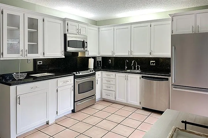 1700 Embassy Dr #504 — Photo 7