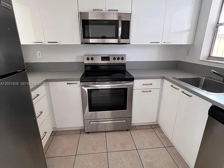 1074 W 38th St #32 — Photo 8