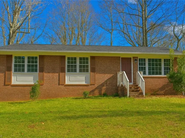 310 Foxcroft Dr, Winston Salem, NC 27103