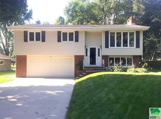 421 6th St SE, Sioux Center, IA 51250
