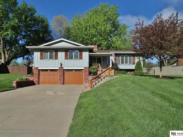 8806 Raven Oaks Dr, Omaha, NE 68152