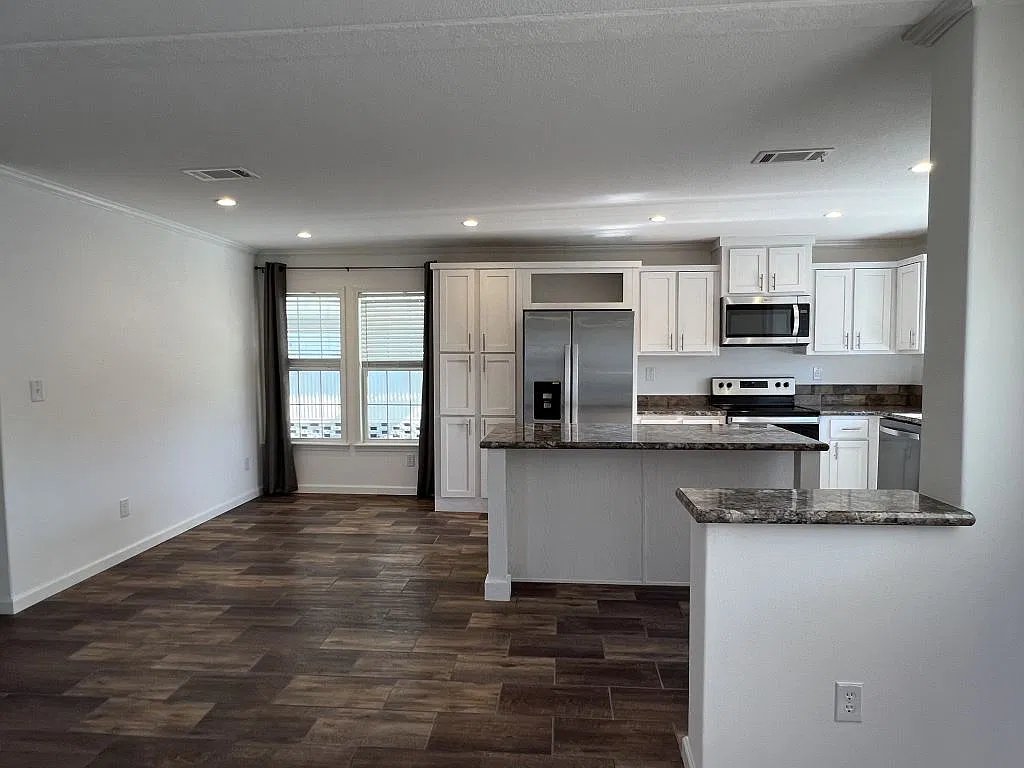 3 bed, 2.0 bath, 1393 sqft, $1,399 — Photo 4