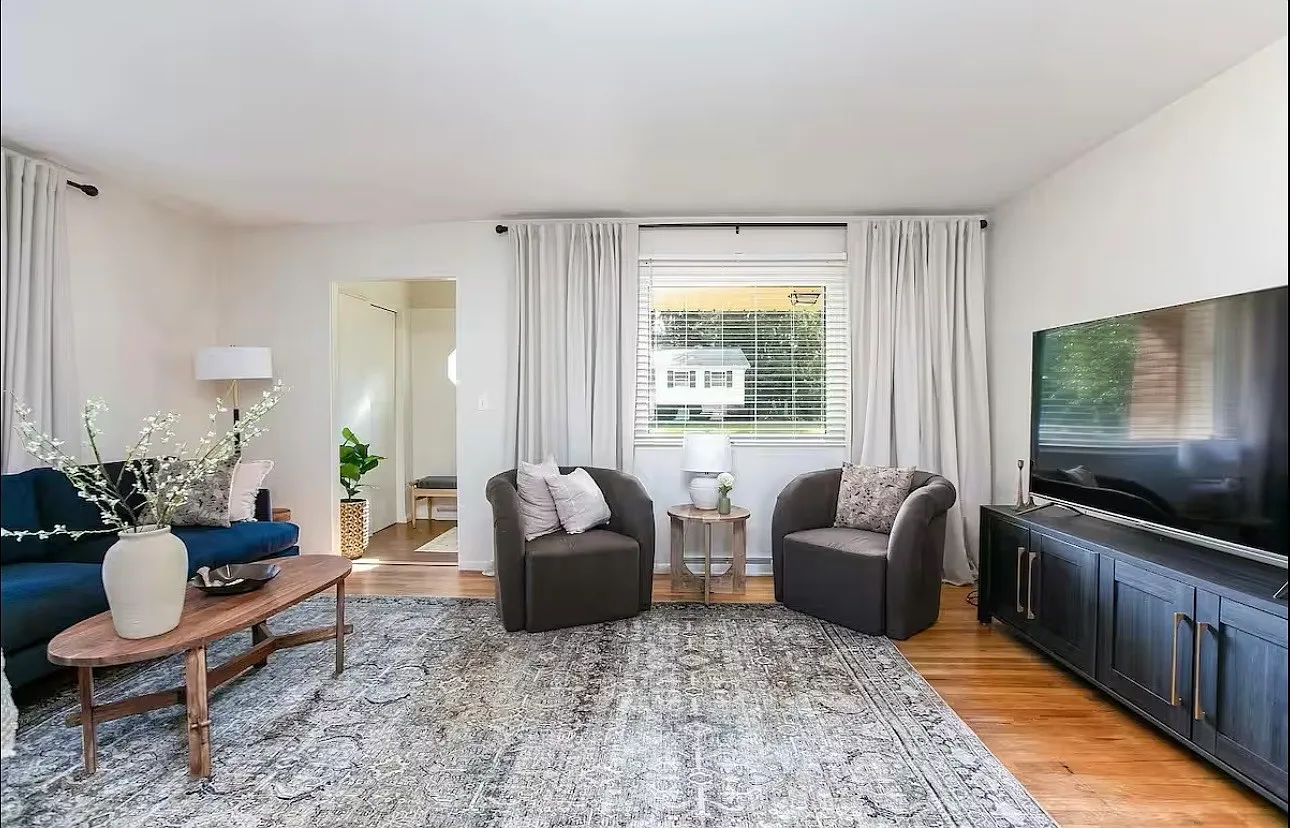 3 bed, 1.5 bath, 2092 sqft, $3,900 — Photo 1