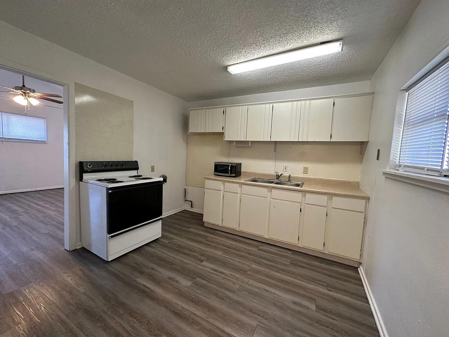 Unique 1 Bedroom — Photo 4