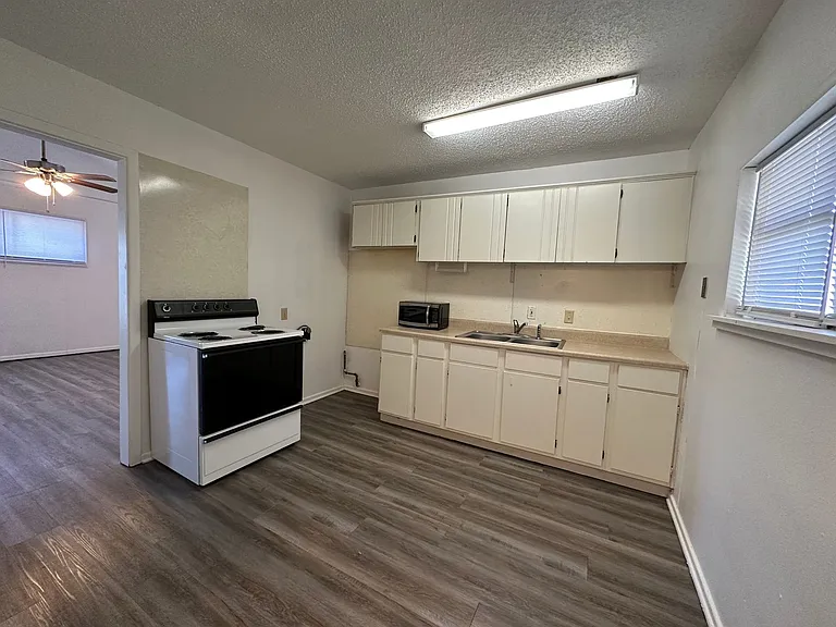 3205 Joliet Ave — Photo 4