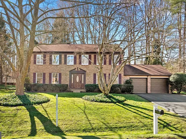 9605 Locust Hill Dr, Great Falls, VA 22066