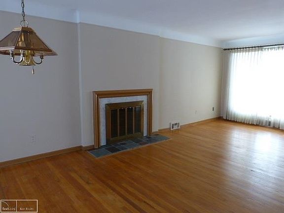 3rd image of 20213 Chalon St