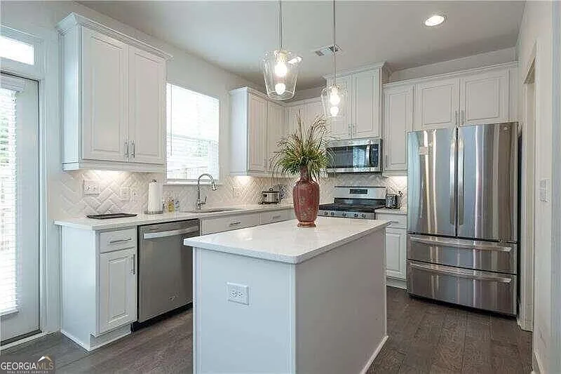 3 bed, 2.5 bath, 1774 sqft, $2,100 — Photo 4