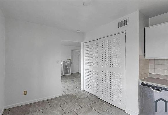 3rd image of 1938 Oakland Park Ave APT A