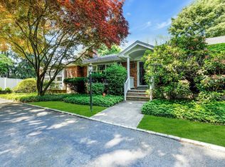 7 Woods Rd, Locust Valley, NY 11560