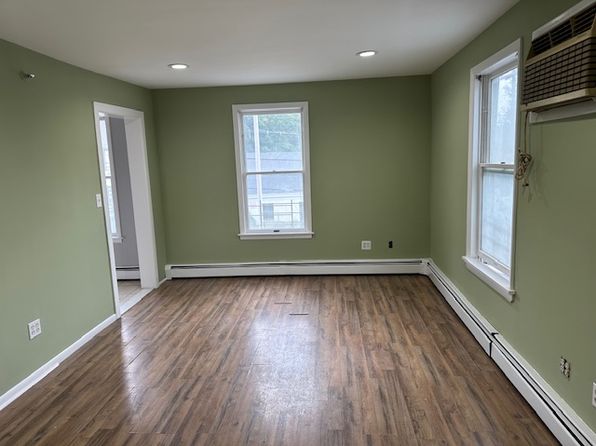 495 Ashford Ave FLOOR 1