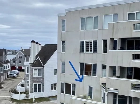 1 Commodore Ct APT 205, Hull, MA 02045