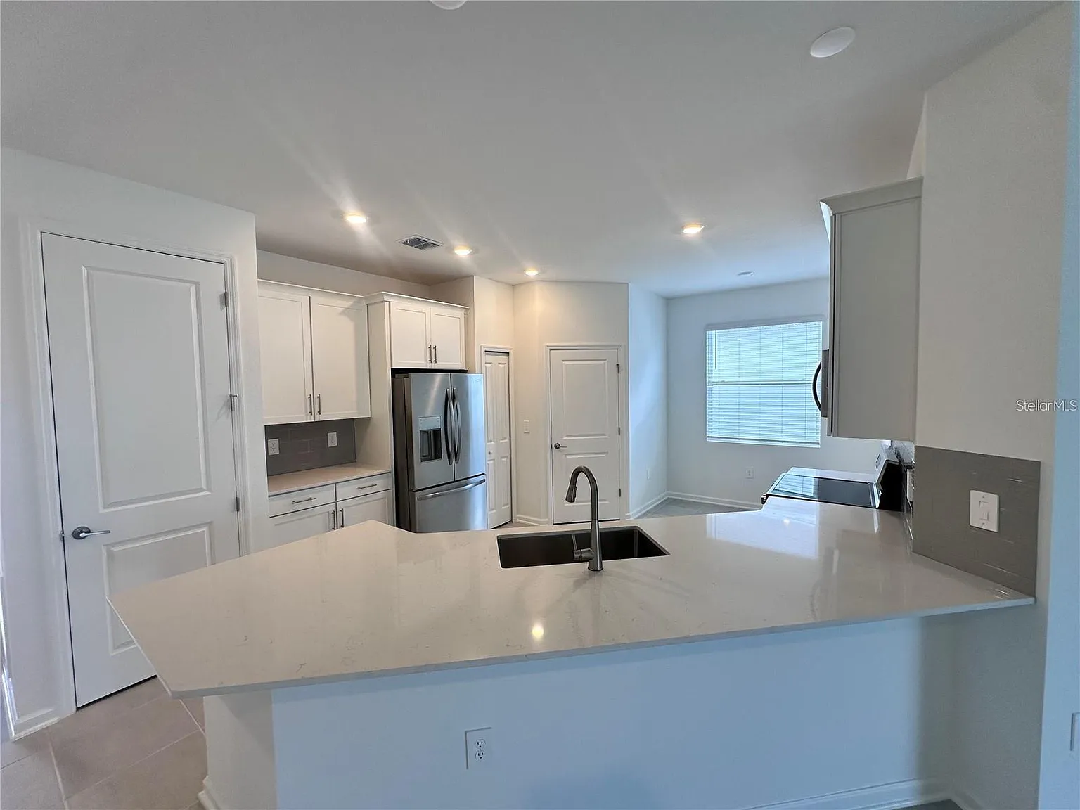 3 bed, 2109 sqft, $2,400 — Photo 2