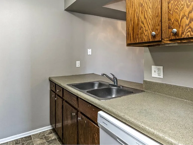 Howard Street Apartments — Photo 15