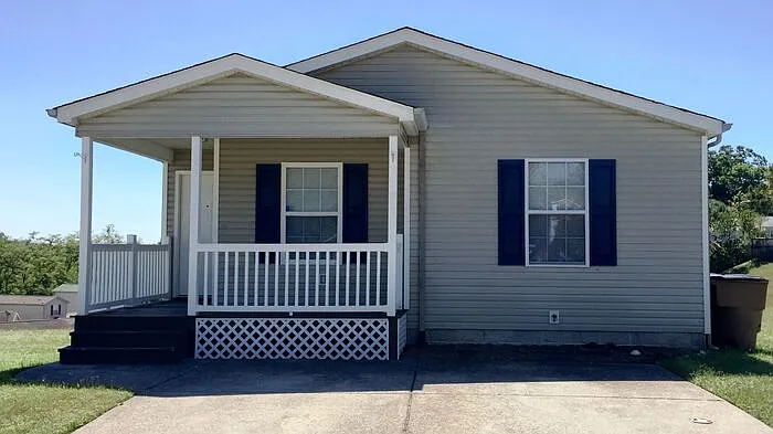 3 bed, 2.0 bath, 1076 sqft, $1,975 — Photo 1