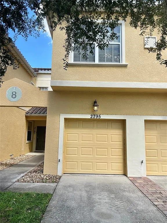 3 bed, 2.5 bath, 1808 sqft, $2,100 — Photo 2