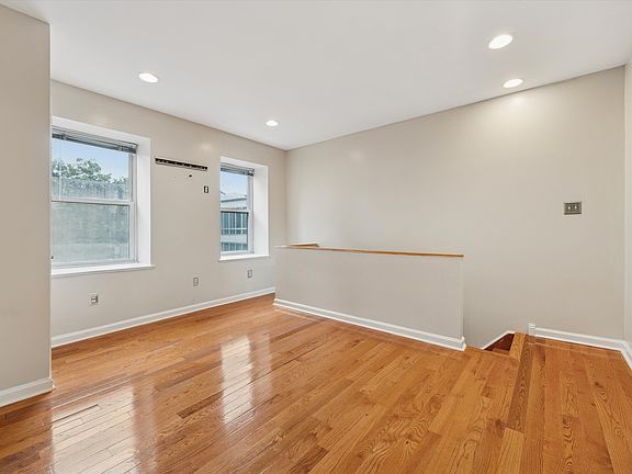 3rd image of 733 Carpenter St #C