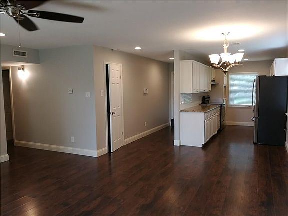4th image of 1402 Deepwood Dr